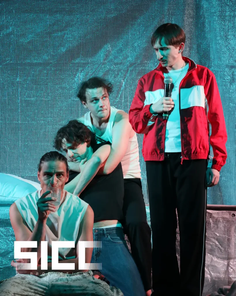 És_megfőttek_a_vízilovak_a_Sicc_production_előadásában